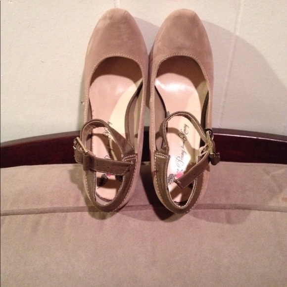 Penny loves Kenny taupe & brown high-heeled shoes. - Picture 2 of 7